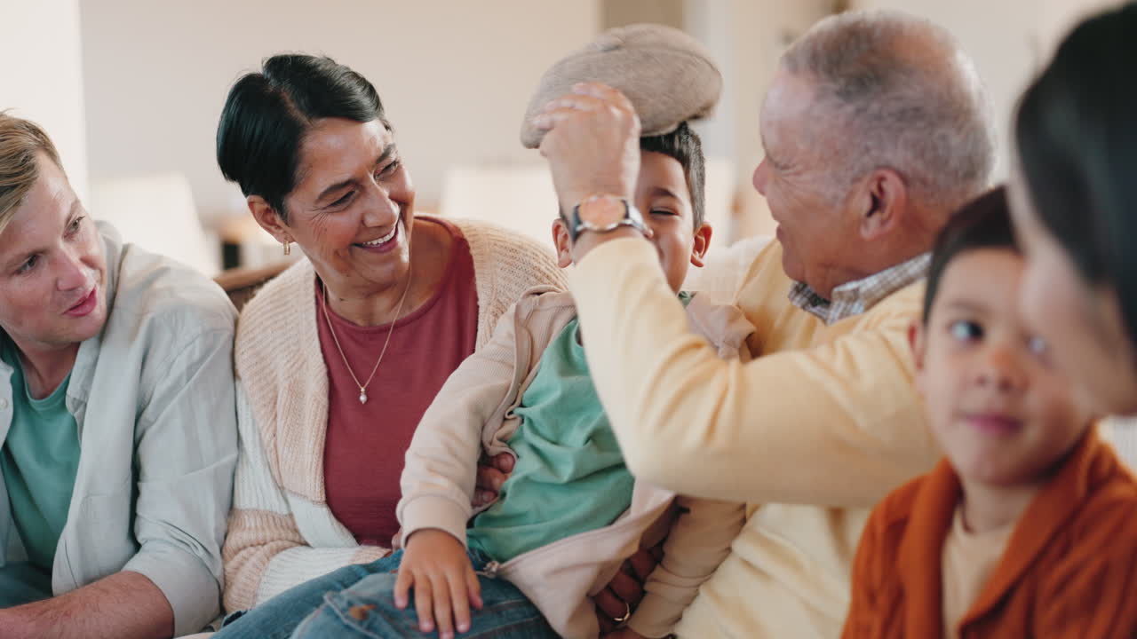 소파에 큰 가족과 함께 행복, 사랑과 미소