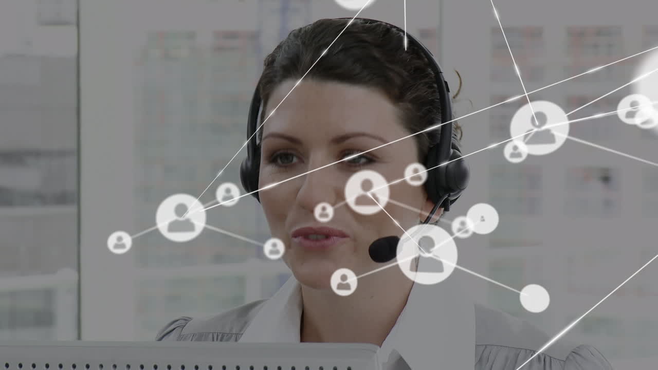 animación de una red de conexiones e iconos sobre una mujer de negocios con auriculares