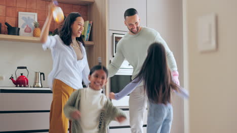 Diversión,-Familia-Y-Baile-En-La-Cocina.