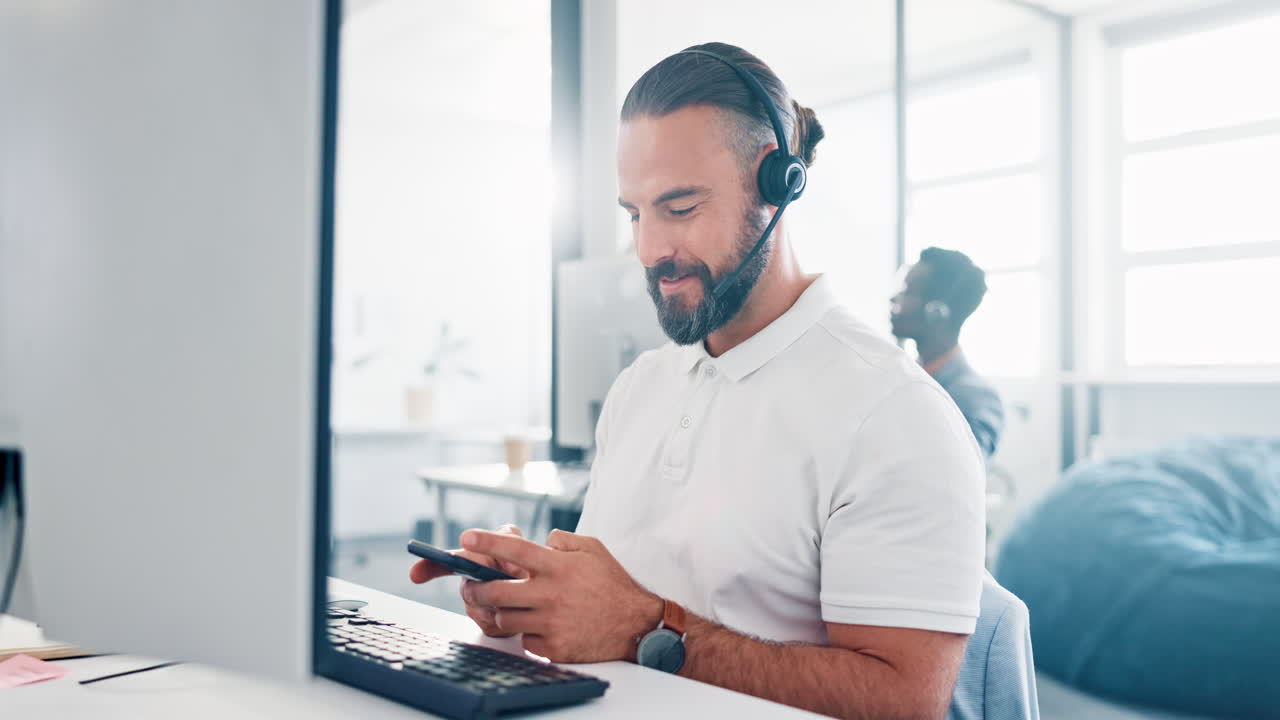 Uomo d'affari, risata e telefono con cliente