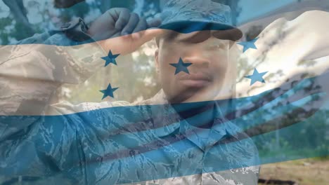Animation-Der-Flagge-Von-Honduras-über-Einem-Afroamerikanischen-Männlichen-Soldaten