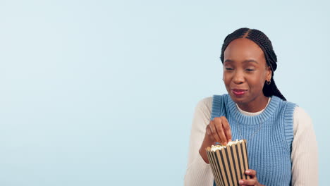 Mujer-Negra-En-El-Estudio,-Comiendo-Palomitas-De-Maíz.