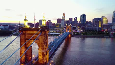 Una-Hermosa-Toma-Aérea-De-La-Tarde-De-Cincinnati,-Ohio,-Con-El-Puente-Que-Cruza-El-Río-Ohio-En-Primer-Plano-4