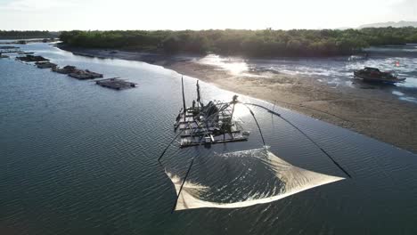 Un-Dispositivo-De-Pesca-Para-Pescar-En-Los-Ríos-Utilizando-Métodos-Tradicionales-En-Una-Comunidad-Local.