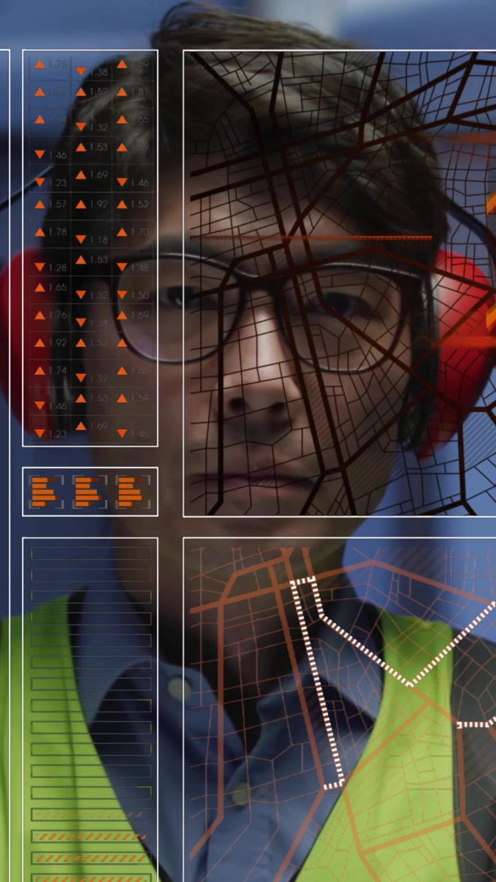 Animação de interface com processamento de dados sobre engenheiro asiático em sala de servidores de computador