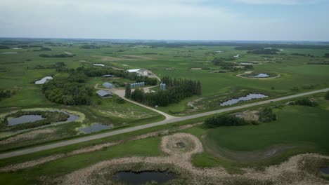 Drohnenaufnahme-Einer-Ländlichen,-Lokalen-Luftaufnahme-Einer-Landwirtschaftlichen-Kanadischen-Rindviehhaltung,-Getreidevorführung,-Bauernhoflandschaft,-Ackerlandgrundstück-In-Der-Nähe-Von-Brandon,-Manitoba,-Kanada