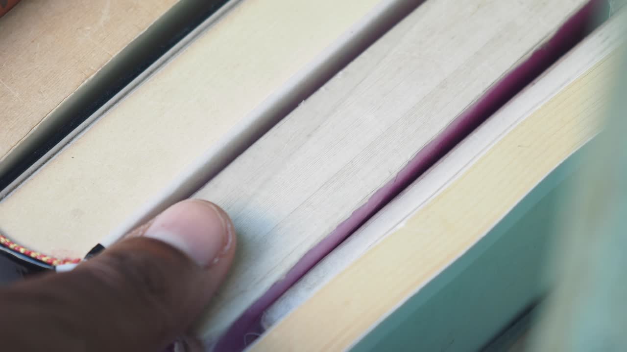 primer plano de una pila de libros