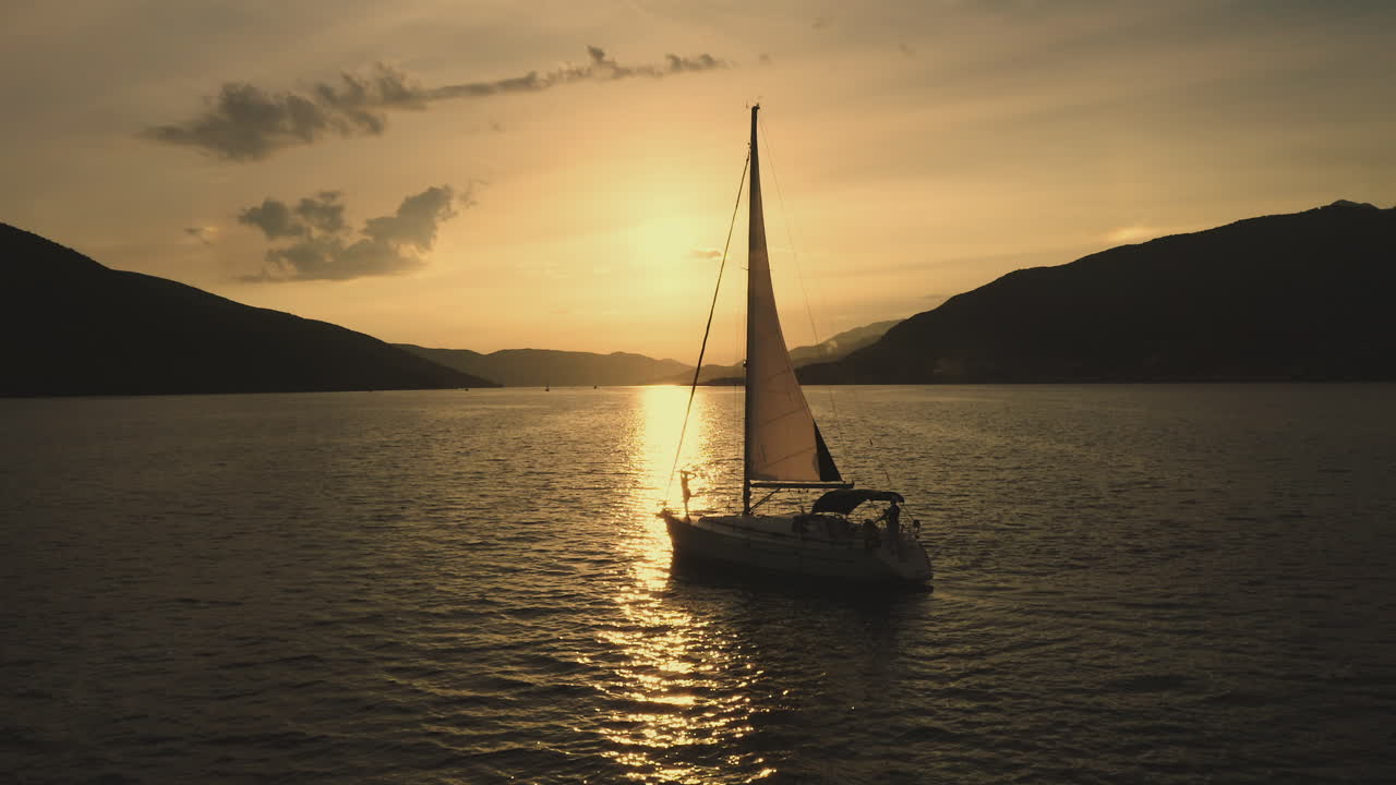 Yacht a vela al tramonto
