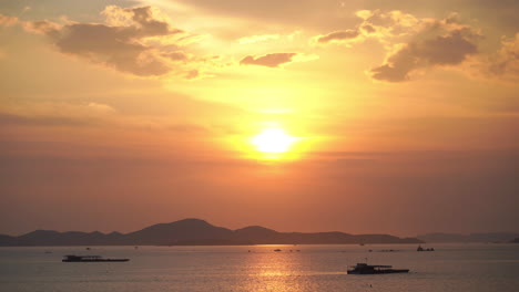 Una-Puesta-De-Sol-De-Color-Naranja-Dorado-Llena-El-Cielo-Sobre-Un-Paisaje-Marino-Idílico