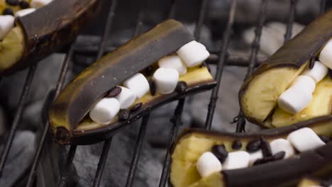 grilled bananas with marshmallows and chocolate