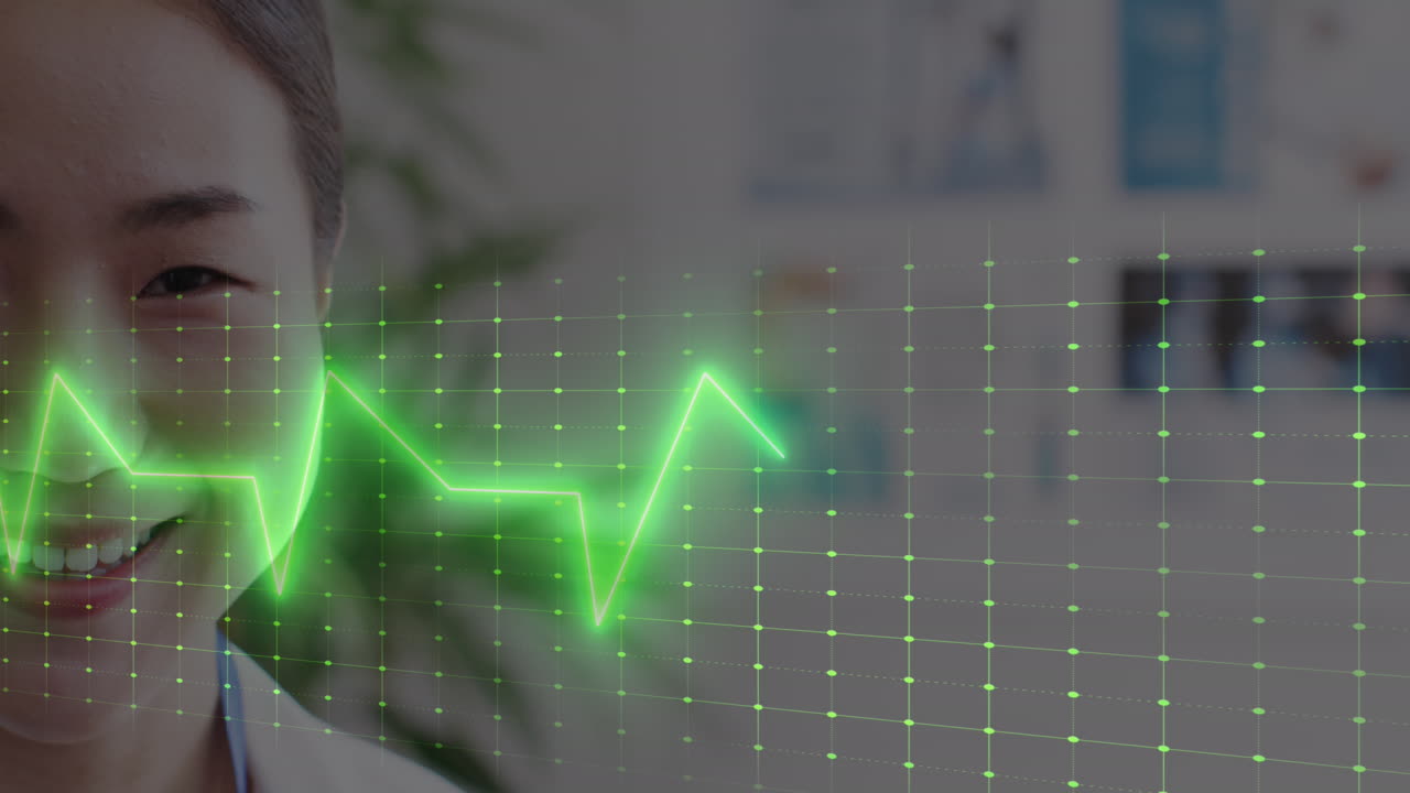 анимация зелёных жизненных знаков монитора более половины портрета улыбающейся азиатской женщины-доктора.