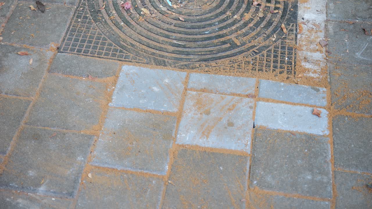 지역 사회 프로젝트. 이웃 도로 수리 완료. 손잡이