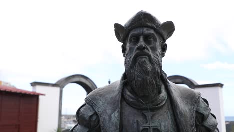 Nahaufnahme-Von-Vasco-Da-Gama-Statue-In-Angra-Do-Heroismo,-Dritte-Insel,-Portugal