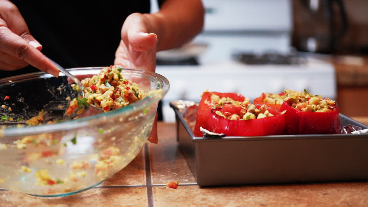 relleno de pimientos rojos para una comida vegana casera que es deliciosamente deliciosa - cámara lenta