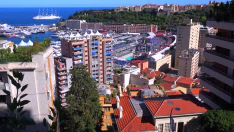 gran angular que establece la toma de mónaco que incluye el puerto y las colinas circundantes, además de las tribunas de la carrera grand prix