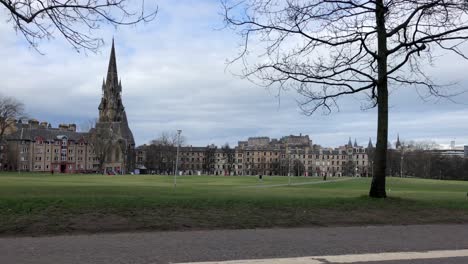 Wide-view-of-Bruntsfield-Links-with-Barclay-Viewforth-Church-in-the-background,-Edinburgh
