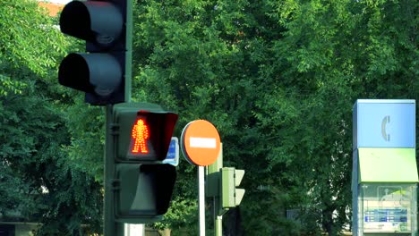 una figura de hombre caminando verde que se convierte en figura de hombre rojo