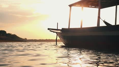 barco en el lago al atardecer