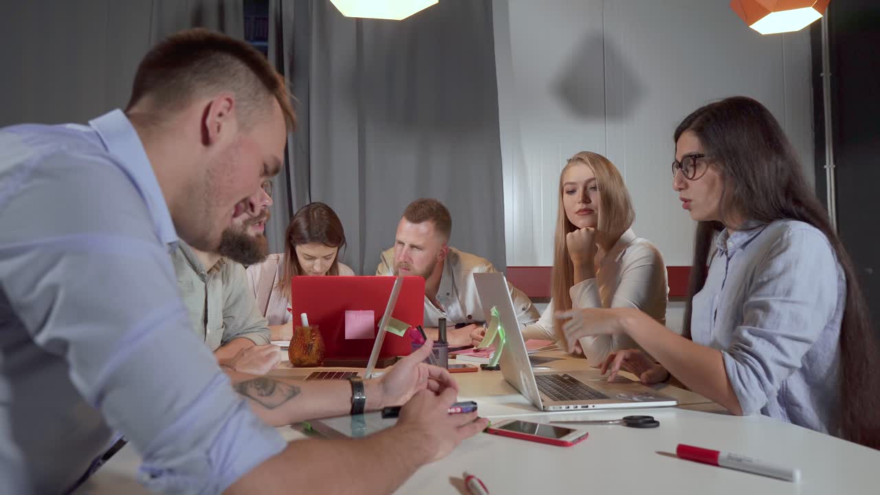 사무실에서 팀 회의