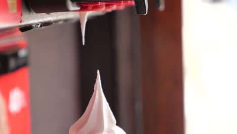 el cono de helado se está llenando.