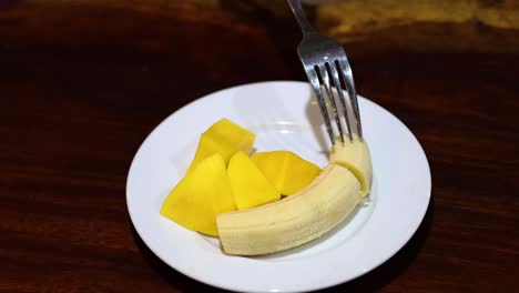 sequential slicing of a banana using a fork