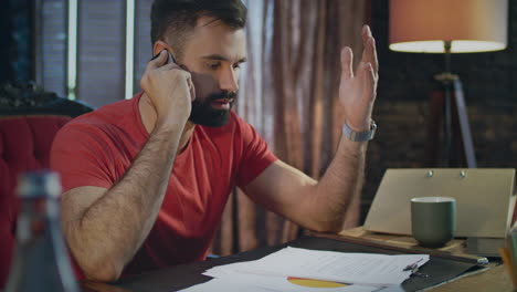 conversación de negocios en el móvil