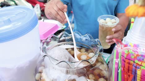 sequence of making longan juice in plastic cup