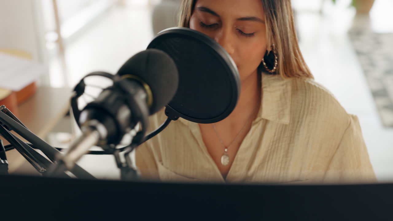mujer grabando un podcast o una sesión de voz en off