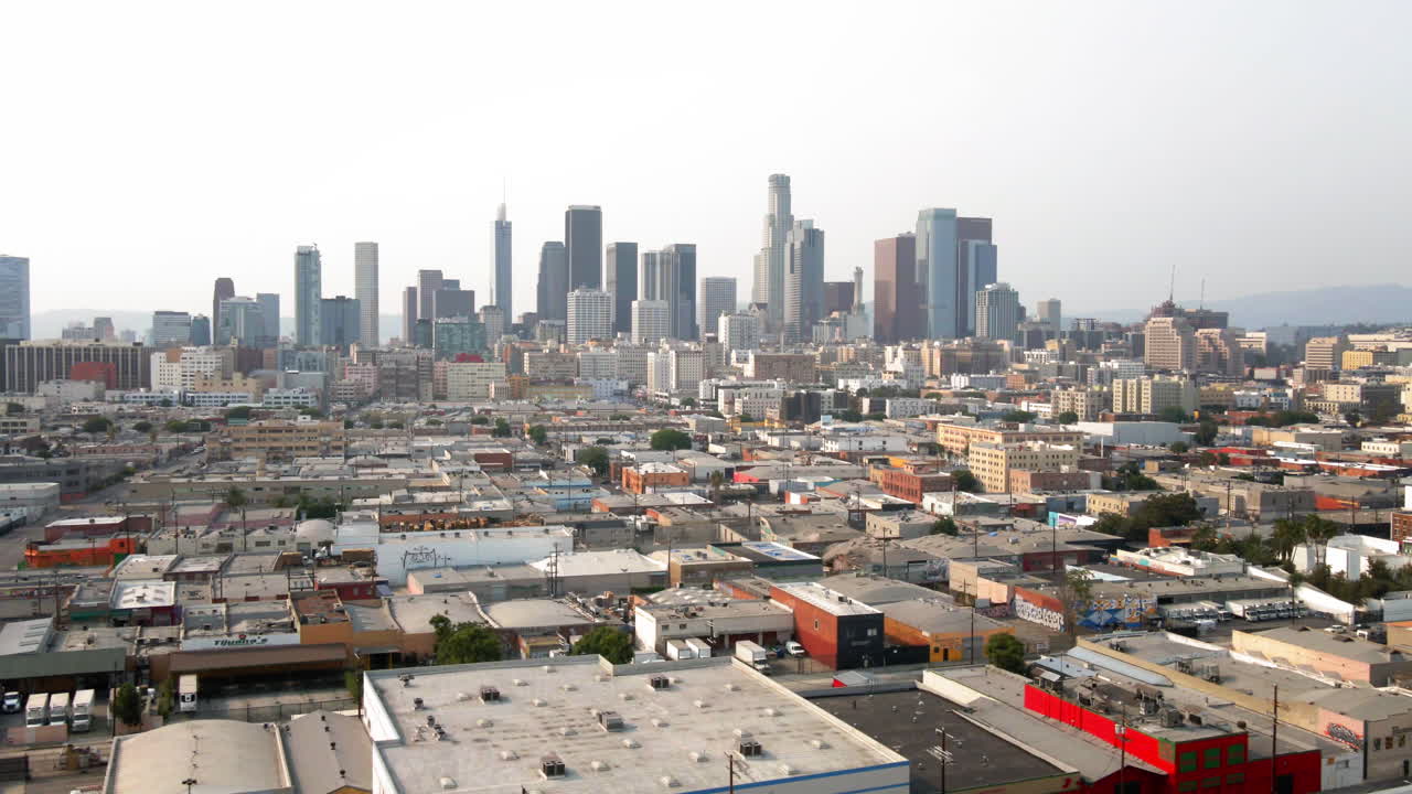 Vista panoramica di uno skyline cittadino vivace e di un paesaggio urbano di giorno