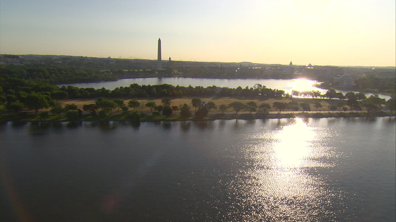 Vista aerea di Washington DC che sorvola il Potomac e il Jefferson Memorial al tramonto.