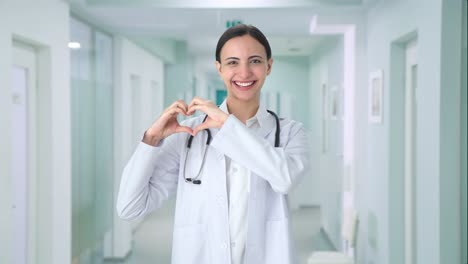 doctora india feliz mostrando el signo del corazón