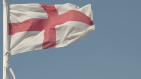 bandera inglesa ondeando en un día ventoso