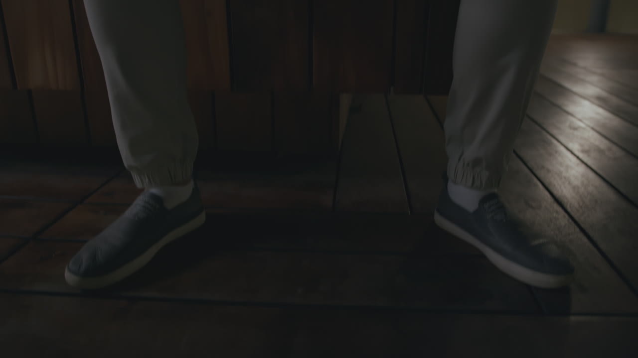 hombre usando teléfono inteligente por la noche