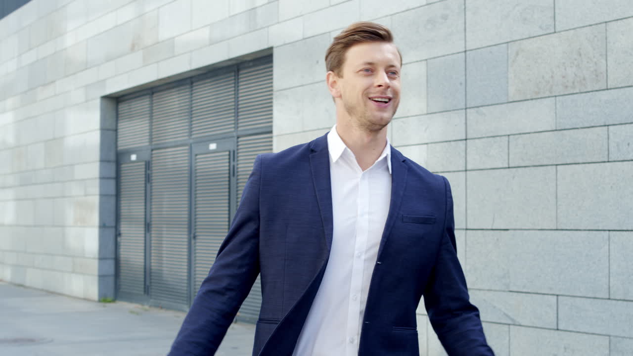 hombre de negocios comprobando la hora en el reloj de pulsera en la calle. empleado esperando cliente