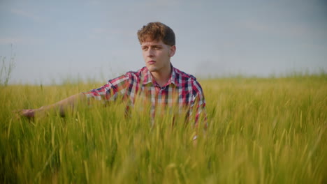 agricultor inspeccionando el campo de trigo