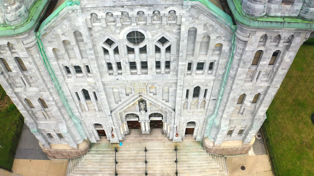 아래로 기울어지는 공중 영상은 세인트의 전면 외관을 보여줍니다