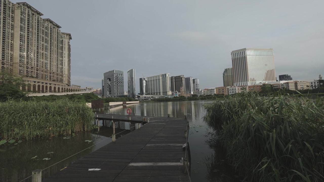 Lagoa ecológica e cais em zona húmida de Macau