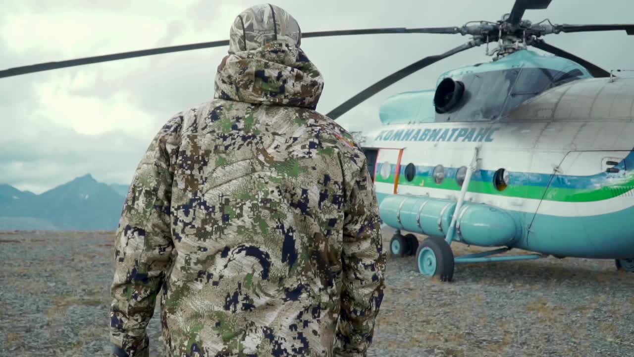 산악 지형 에서 헬리터 를 향해 고 있는 사람