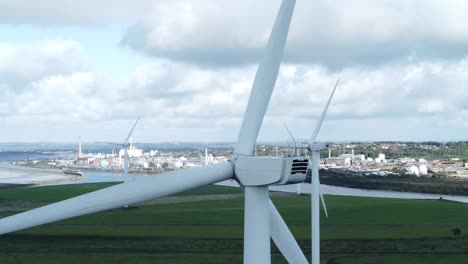 turbinas eólicas de energía verde alternativa girando en frodsham cheshire campos vista aérea primer plano trasero