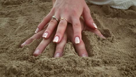 pareja hace una huella de mano en la arena. concepto de relación. juntos. pareja de amor