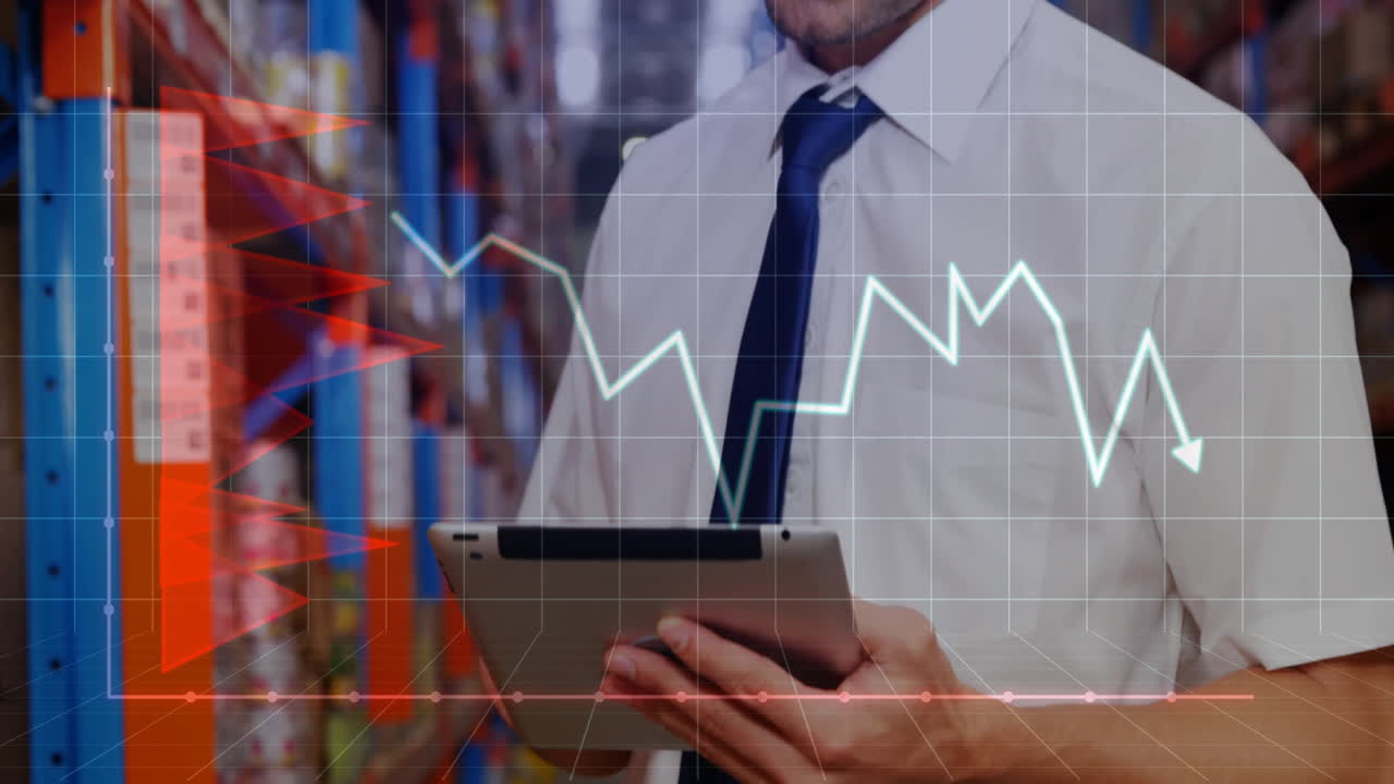 animación de procesamiento de datos financieros y trabajador masculino caucásico usando tableta en el almacén