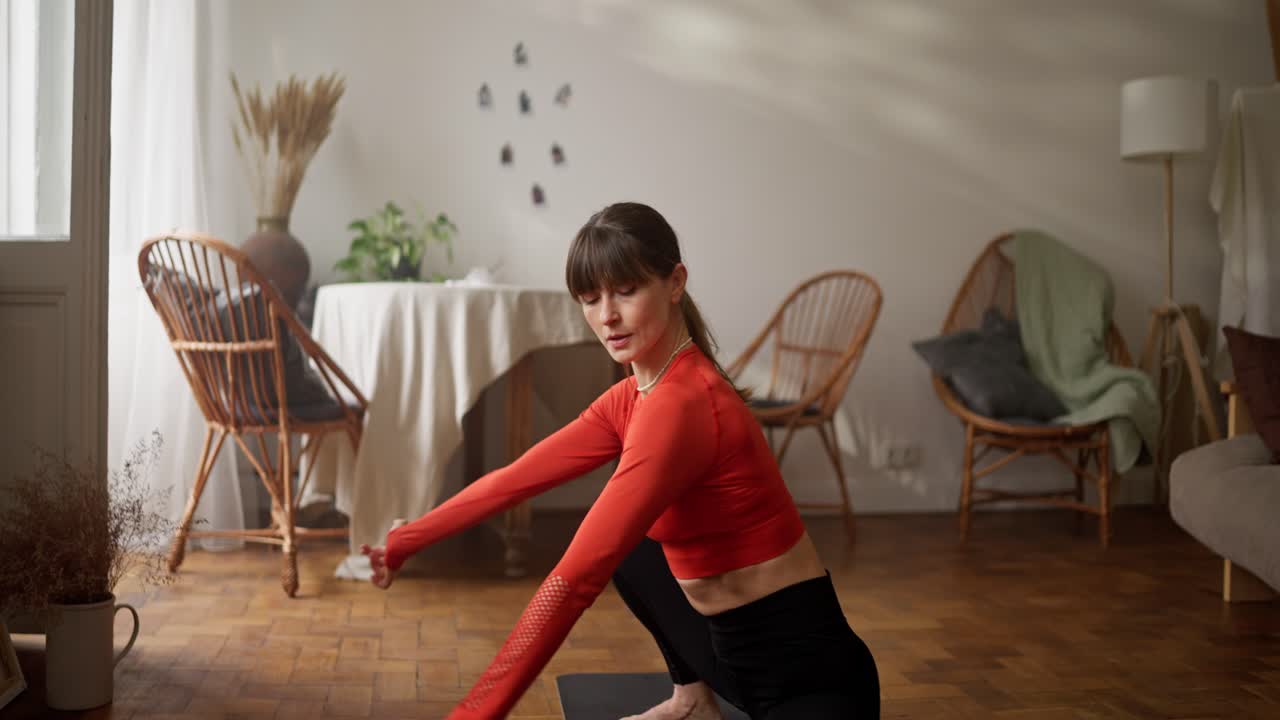 mujer practicando yoga en casa