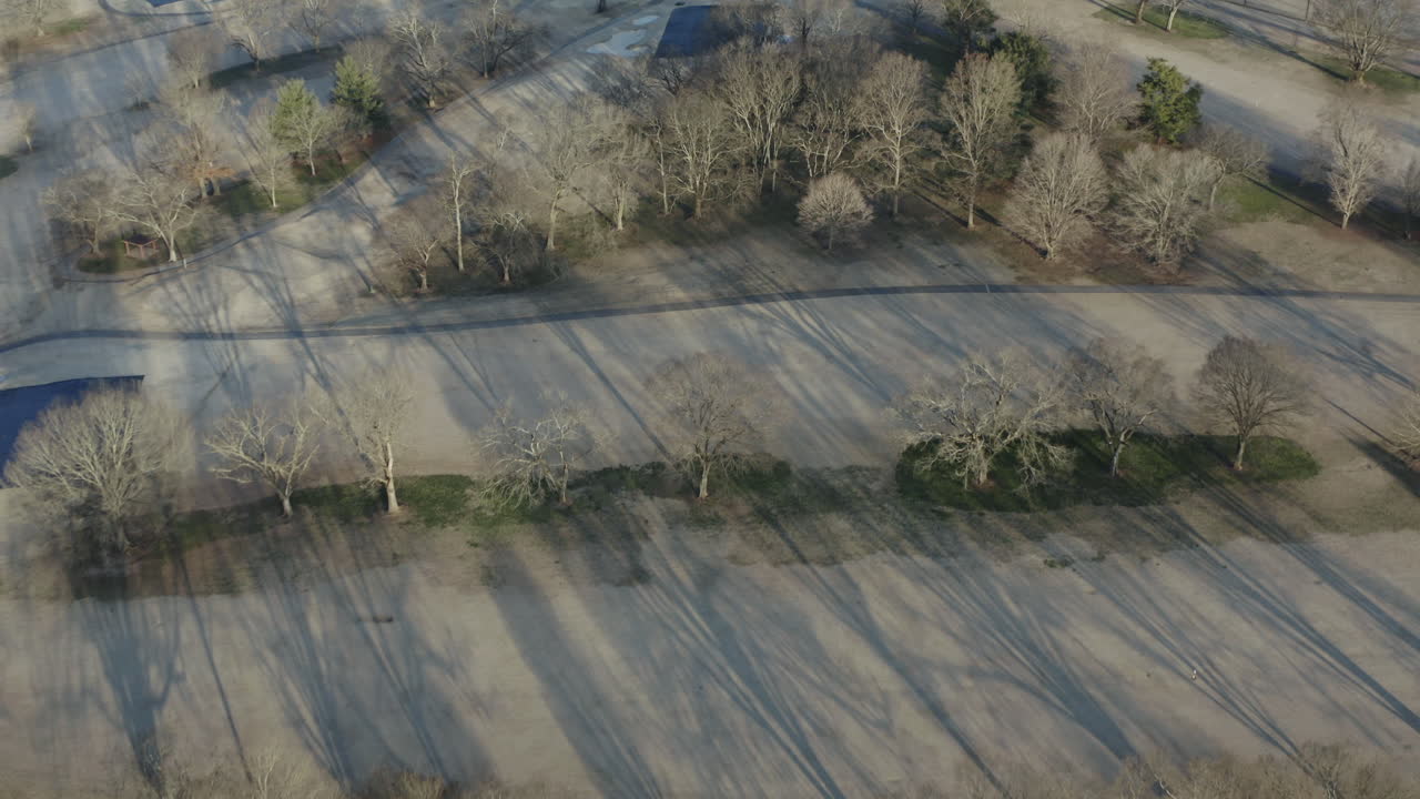 오프 시즌에 벌거벗은 나무가 있는 빈 골프장의 공중 전망, 4k