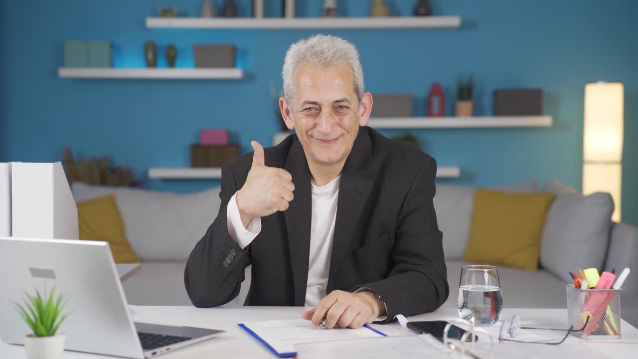 trabajador de oficina en casa haciendo un gesto positivo a la cámara.