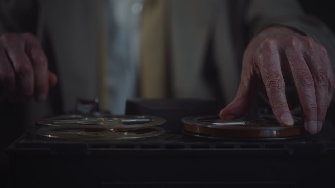 스파이는 신중한 녹음을 듣습니다.