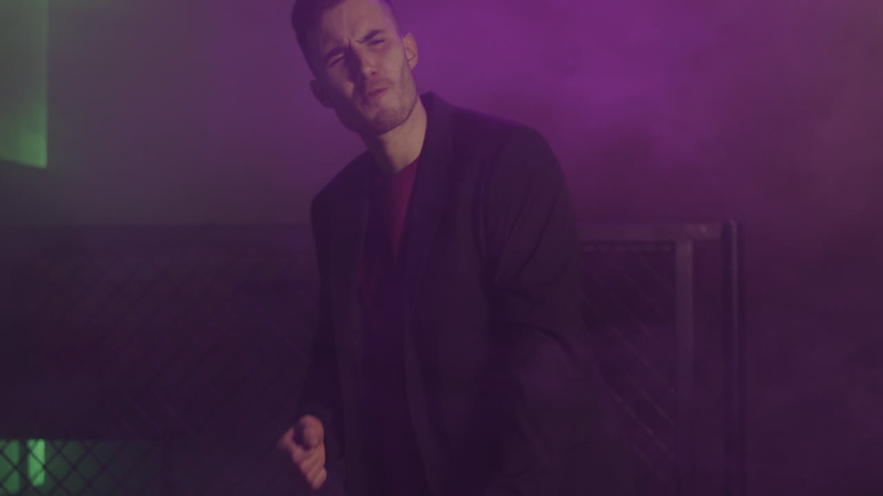 Ung mand drikker øl og danser på diskotek 3