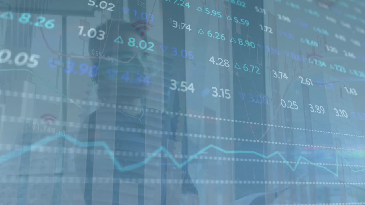 Animazione di elaborazione dati del mercato azionario su una donna asiatica pensierosa che guarda fuori dalla finestra