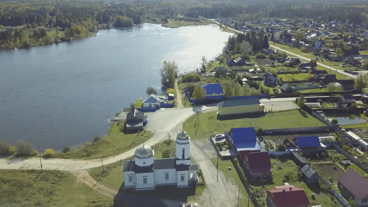 호수 근처 에 있는 러시아 마을 의 공중 사진