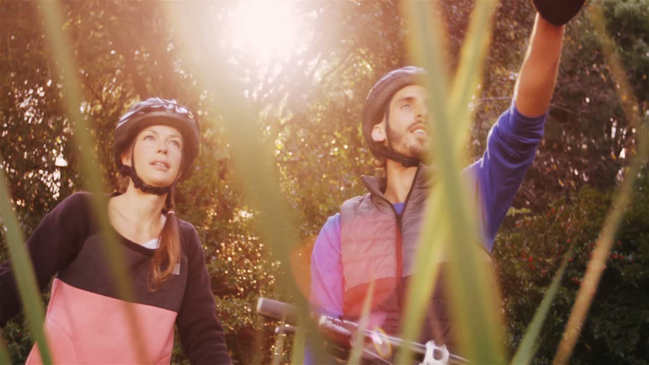Coppia di mountain biker che indica la natura