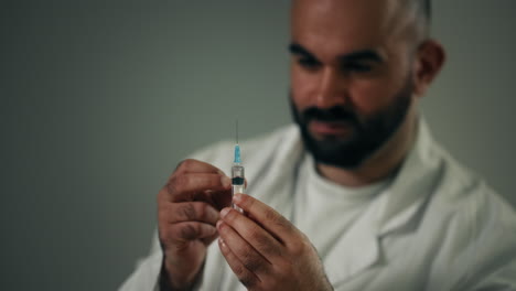médico que prepara la inyección